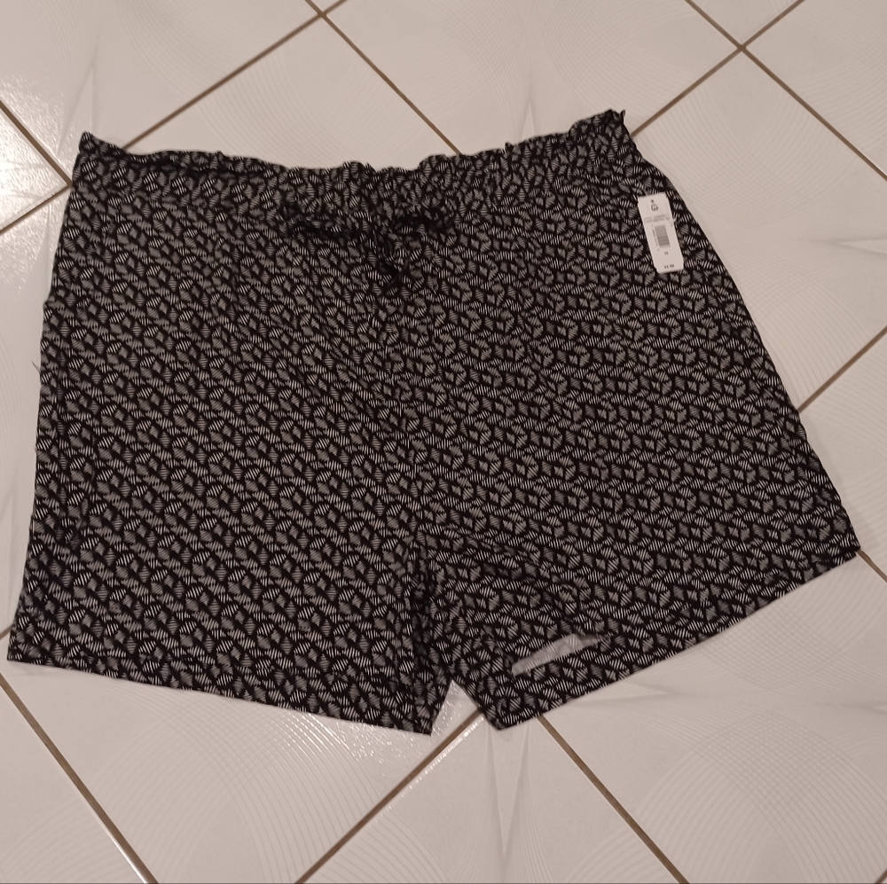 4/$60 Black & White Fancy Shorts - Size 3X